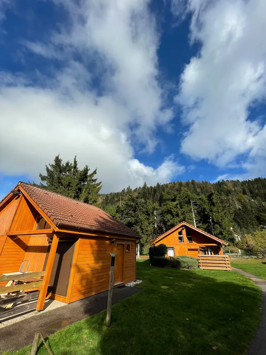 Le chalet et le jardin au printemps