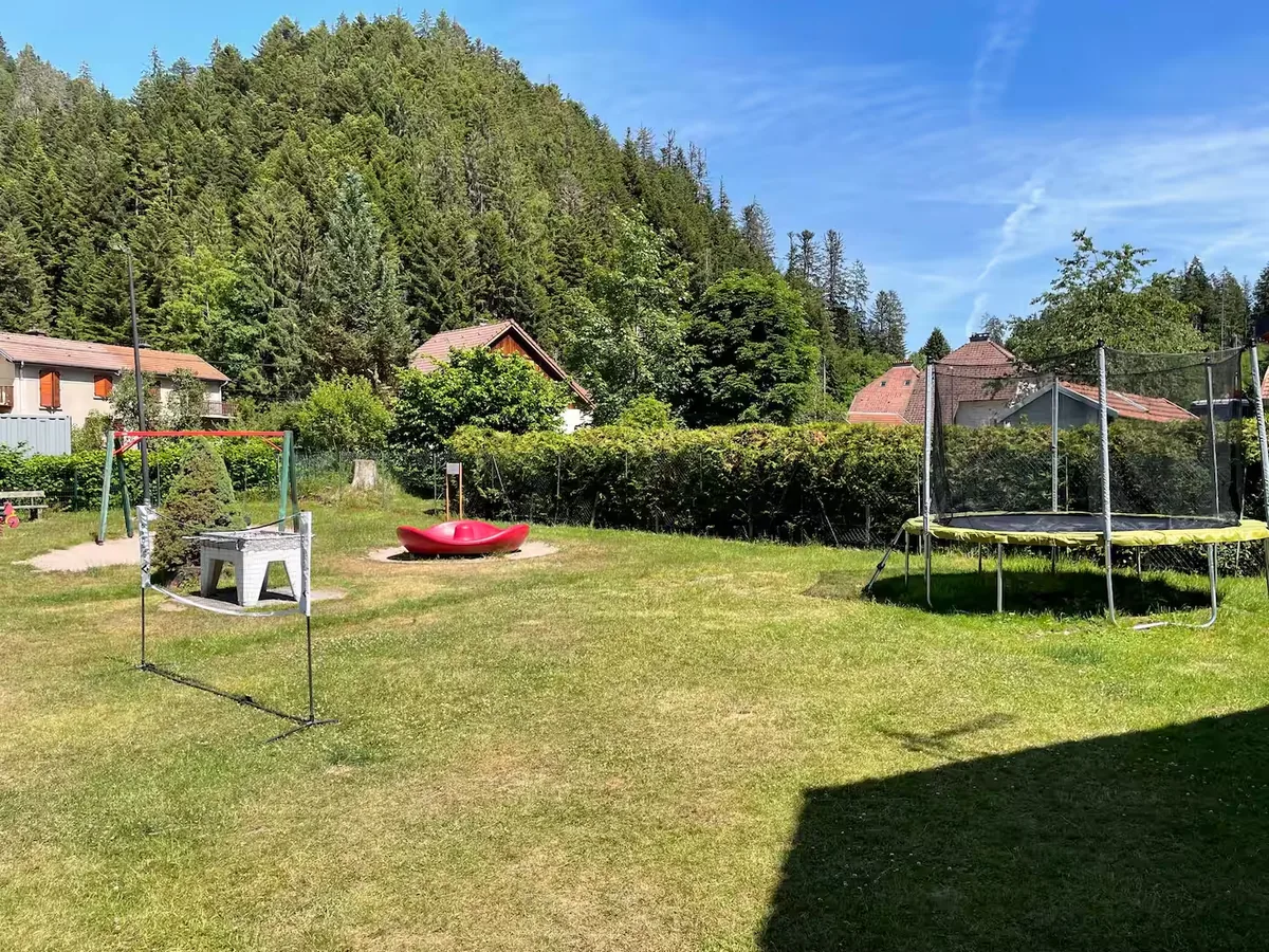 Le jardin partagé, trampoline et jeux