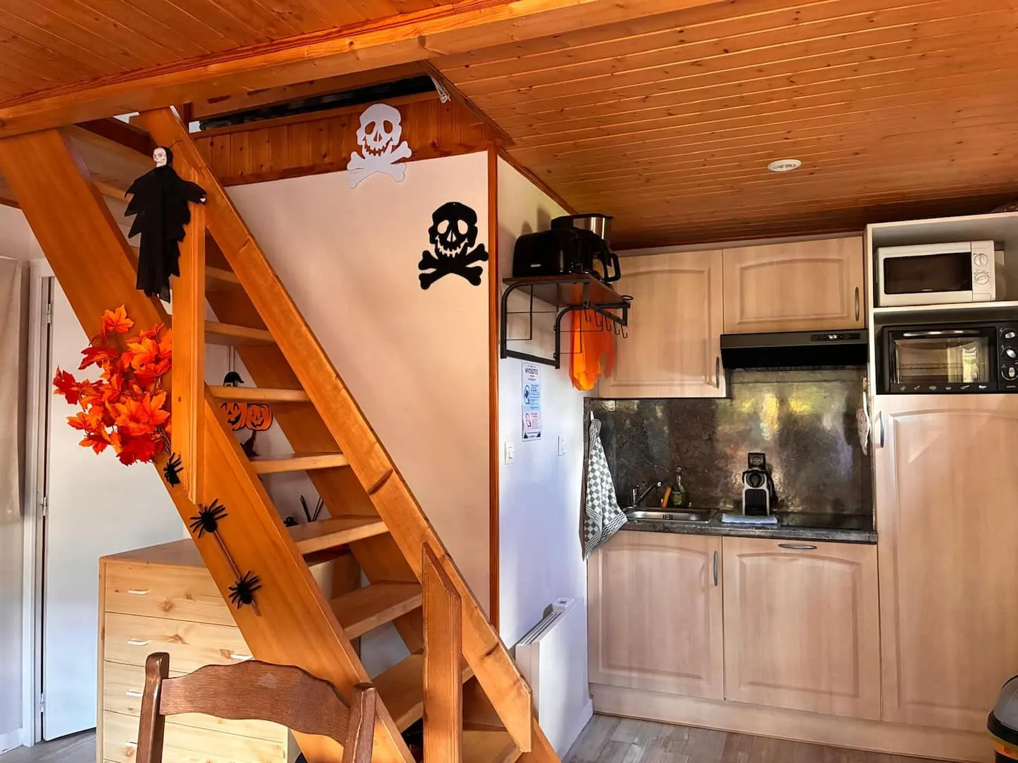 Le coin cuisine et l'escalier décorés pour Halloween