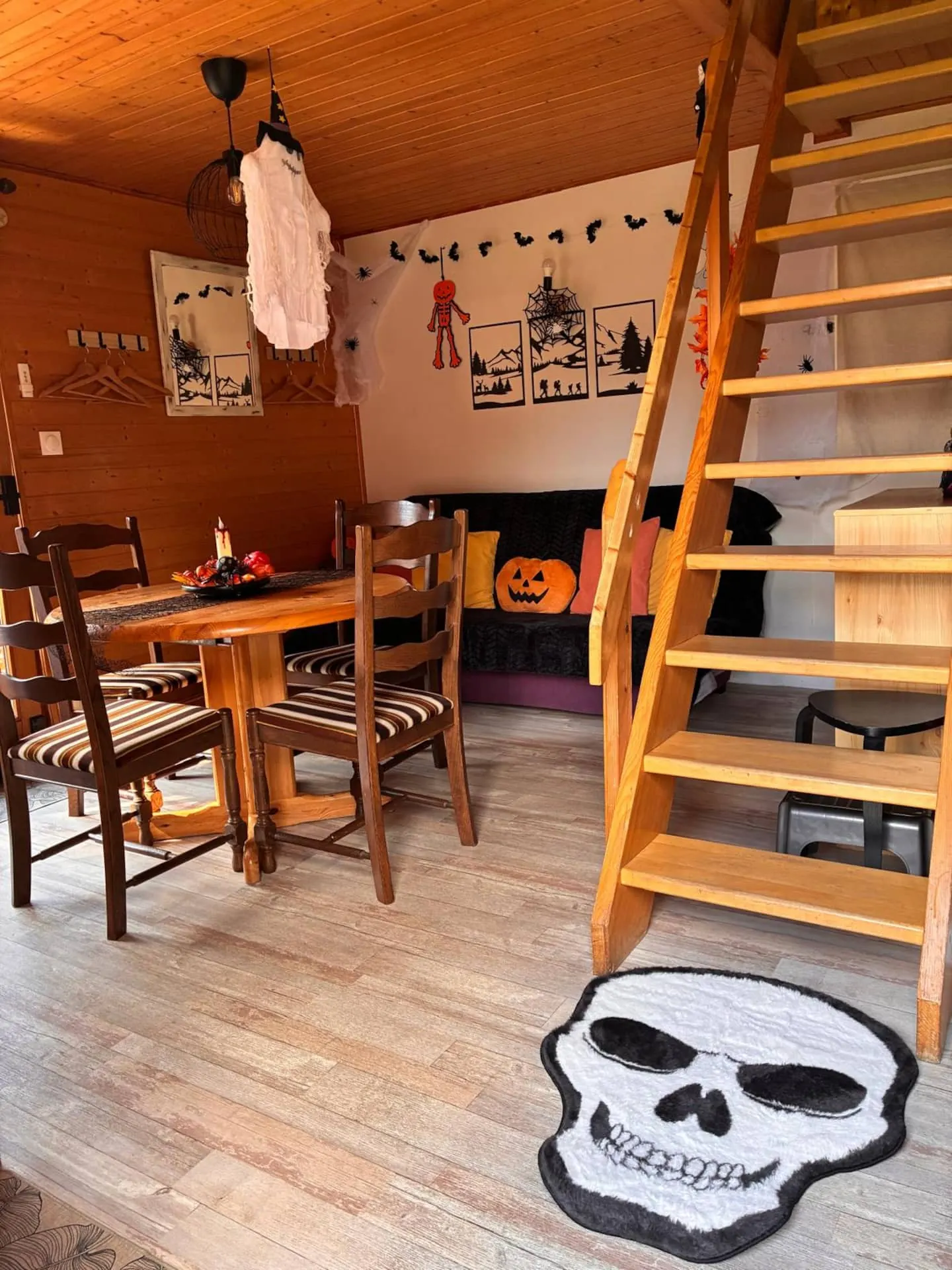 Le séjour décoré et son tapis tête de mort