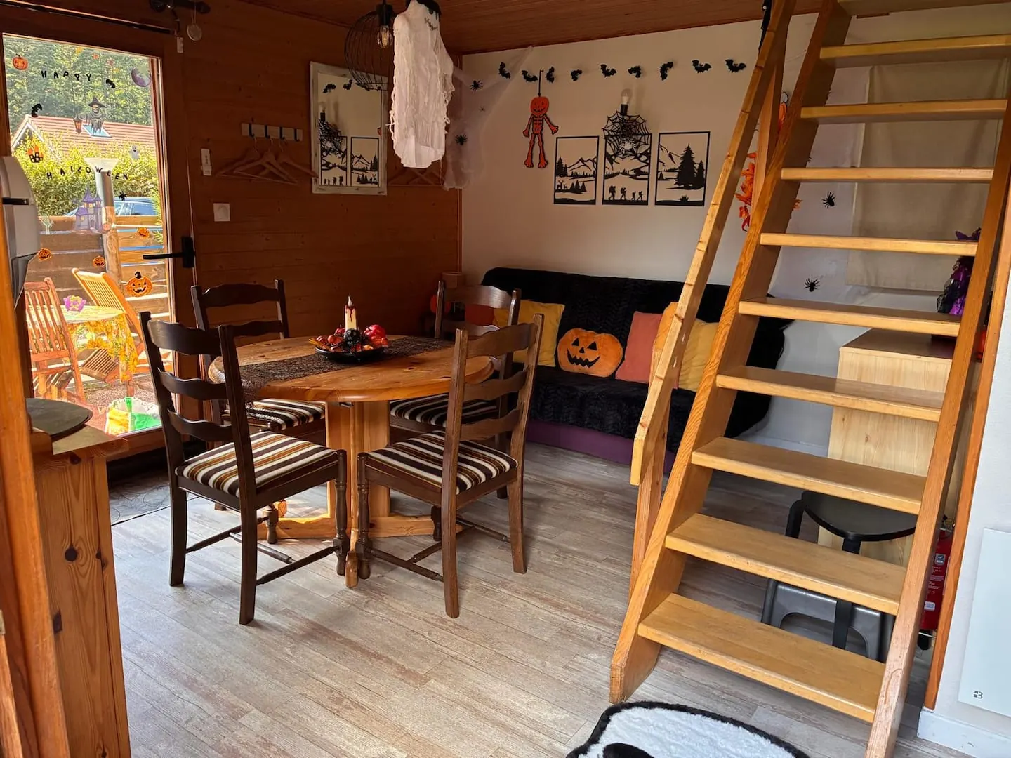 Le séjour de Myosotis 3 décoré pour Halloween